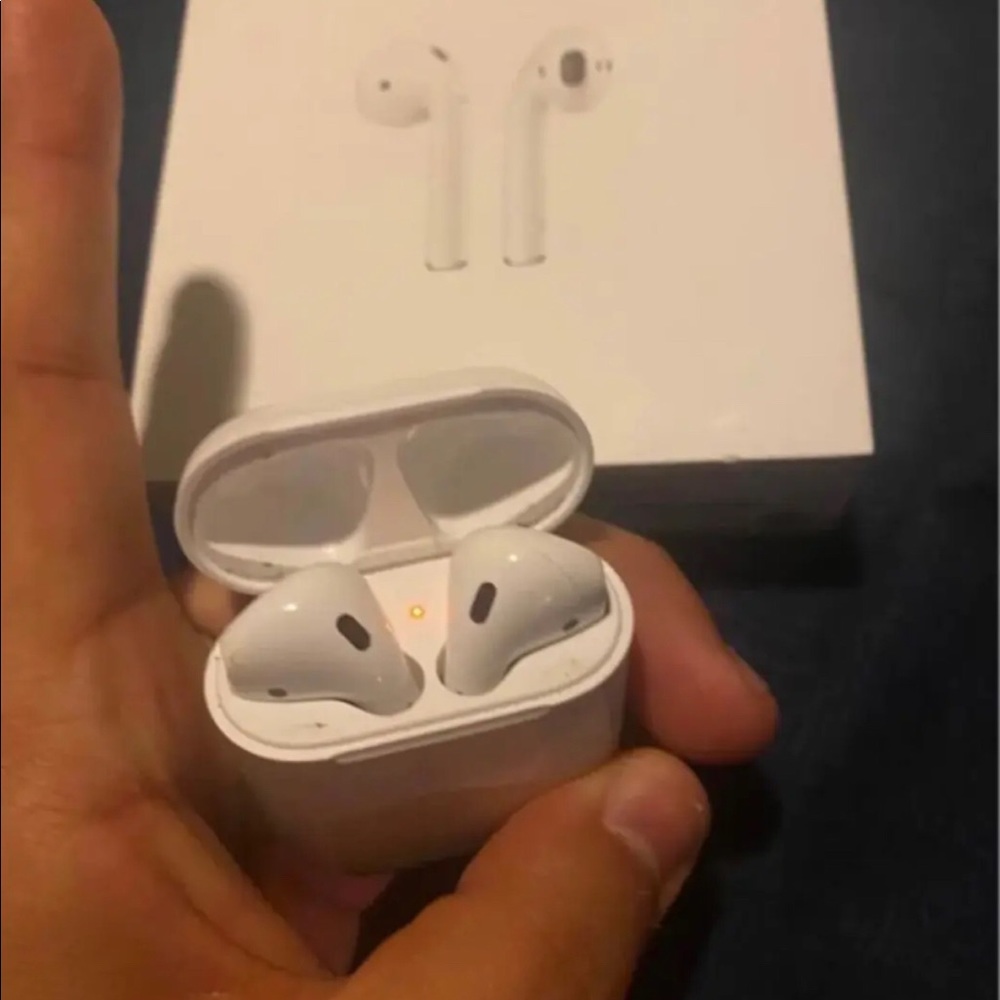 Headphones (AirPods)